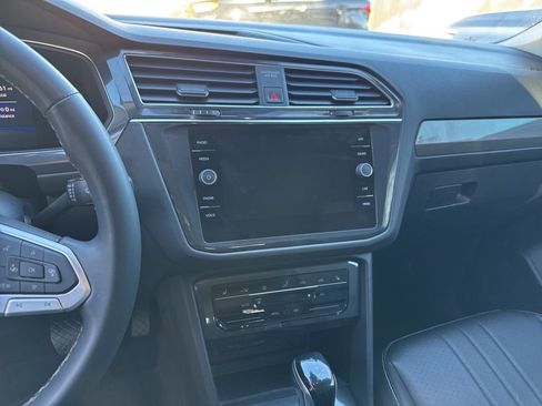 Used 2023 Volkswagen Tiguan SE w/ Panoramic Sunroof Package image 12