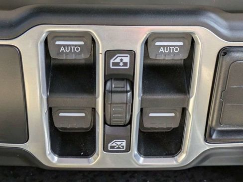 Used 2018 Jeep Wrangler Unlimited Sahara AWD/4WD image 23