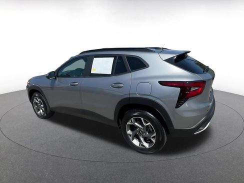 Used 2025 Chevrolet Trax LT FWD image 9
