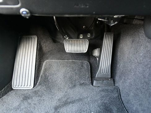 Used 2025 Genesis G70 2.5T RWD image 17