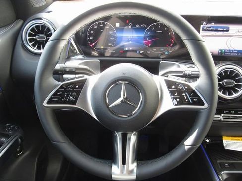 Used 2025 Mercedes-Benz GLB 250 4MATIC image 26