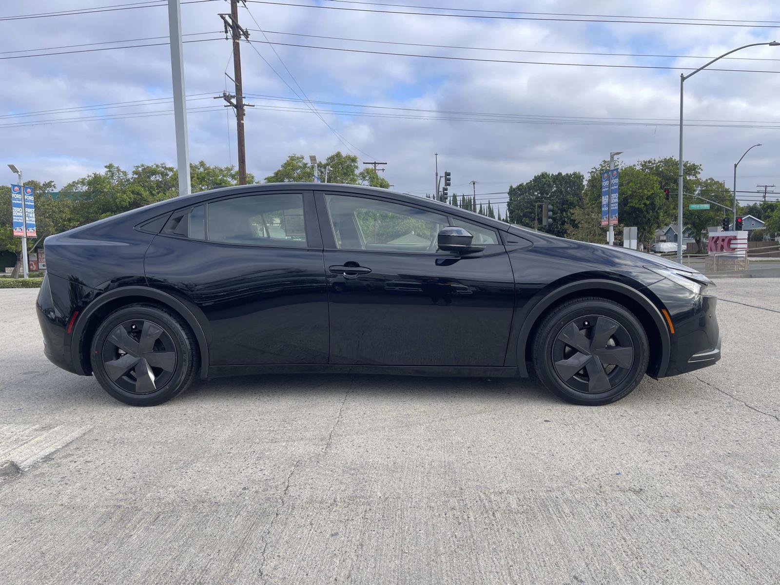 Used 2025 Toyota Prius LE FWD image 2