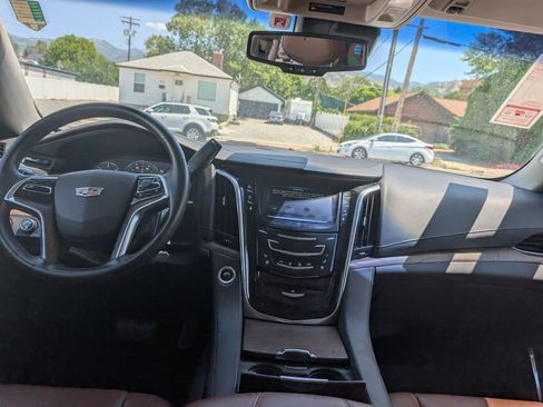 Used 2015 Cadillac Escalade Luxury AWD/4WD image 8