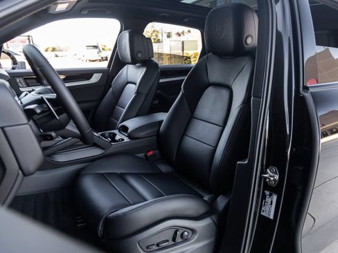 Certified 2026 Porsche Cayenne AWD/4WD image 5