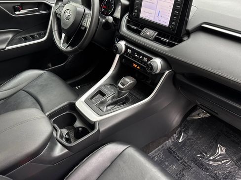 Used 2019 Toyota RAV4 XLE Premium image 16