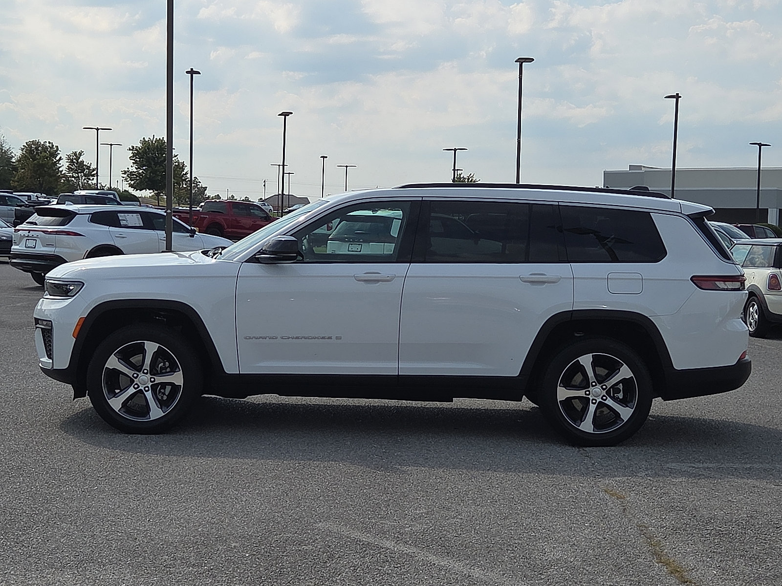 Used 2026 Jeep Grand Cherokee L Limited w/ Trailer Tow Package AWD/4WD image 3