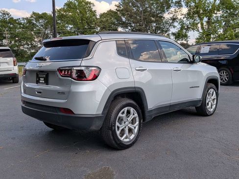 Used 2024 Jeep Compass Latitude AWD/4WD image 4