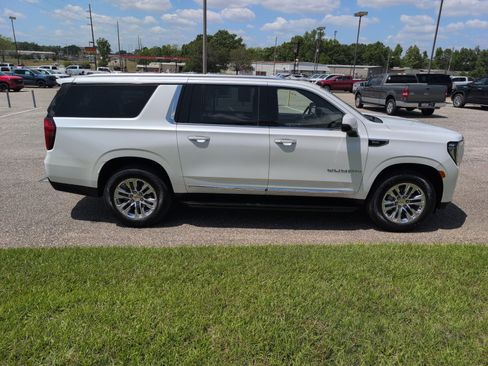 Used 2023 GMC Yukon XL SLT w/ SLT Luxury Package image 8