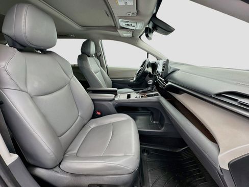 Used 2022 Toyota Sienna XLE AWD/4WD image 21