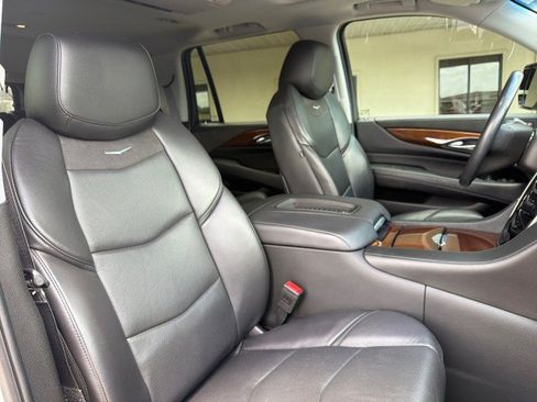 Used 2019 Cadillac Escalade Premium Luxury RWD image 28