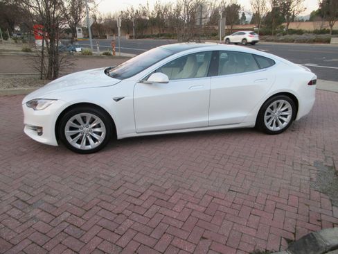 Used 2020 Tesla Model S Long Range Plus image 3