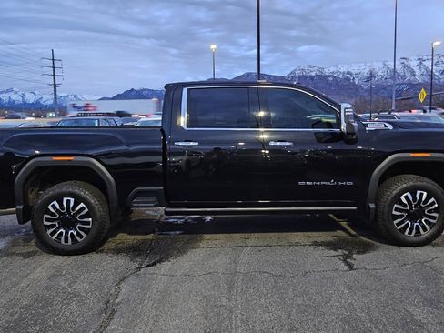 Used 2022 GMC Sierra 2500 Denali w/ Denali Black Diamond Edition image 2