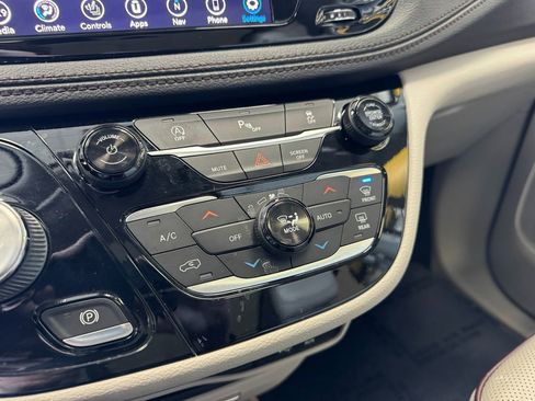 Used 2019 Chrysler Pacifica Limited image 29