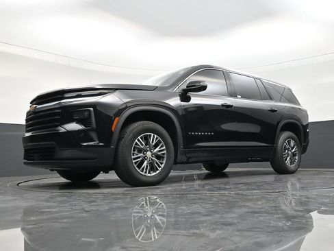 Used 2025 Chevrolet Traverse LT FWD image 19