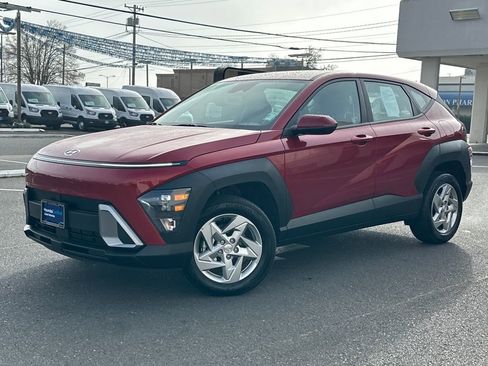 Certified 2025 Hyundai Kona SE image 1