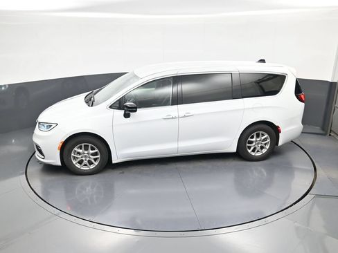 Used 2024 Chrysler Pacifica Touring-L FWD image 28