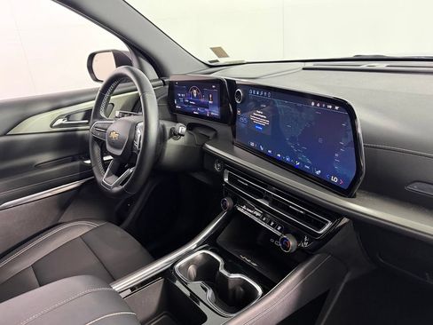 Used 2025 Chevrolet Traverse LT FWD image 29