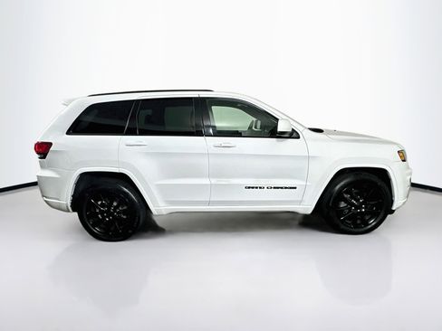 Used 2018 Jeep Grand Cherokee Altitude RWD image 10