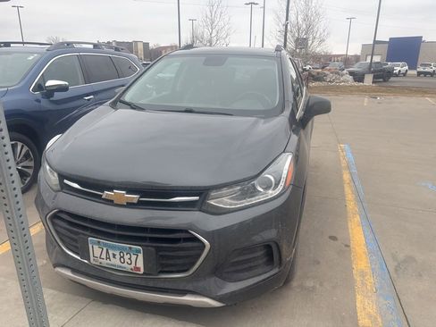Used 2018 Chevrolet Trax LT w/ LT Convenience Package image 3