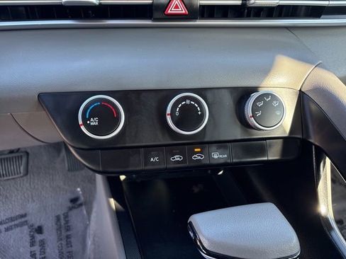 Used 2023 Hyundai Elantra SE FWD image 11