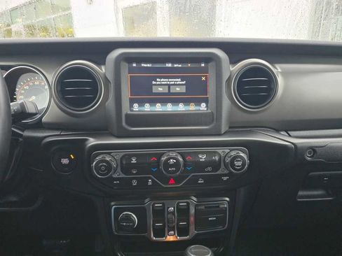 Used 2022 Jeep Gladiator Sport image 12