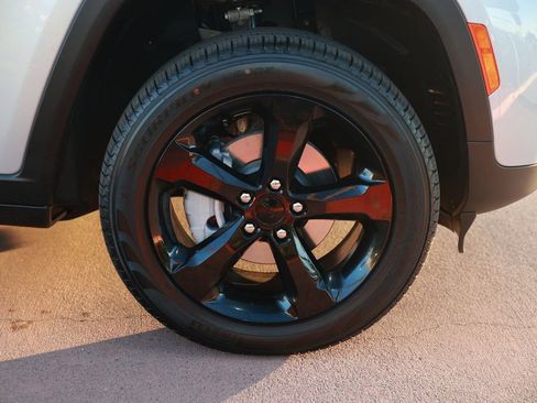 New 2025 Jeep Grand Cherokee Limited image 8