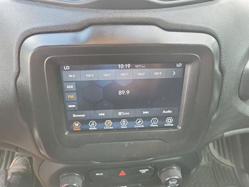 Used 2018 Jeep Renegade Latitude w/ Cold Weather Group FWD image 11