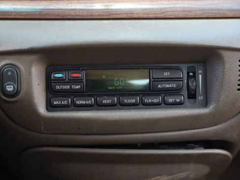 Used 2004 Ford Crown Victoria LX RWD image 28