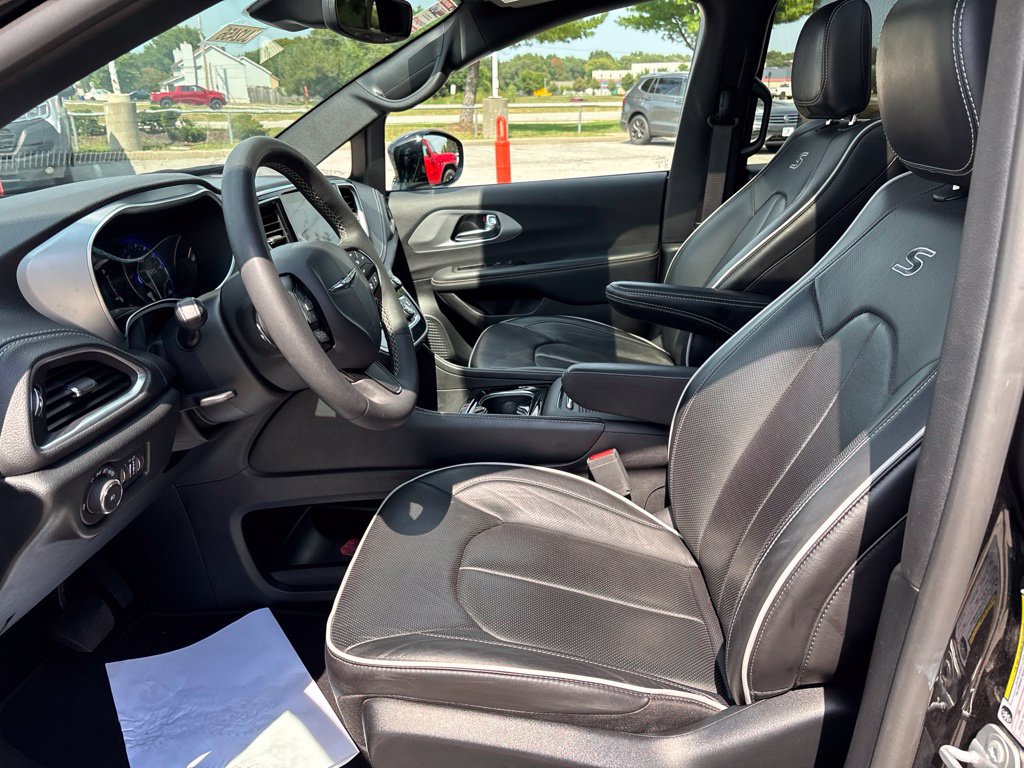 Used 2025 Chrysler Pacifica Limited FWD image 33