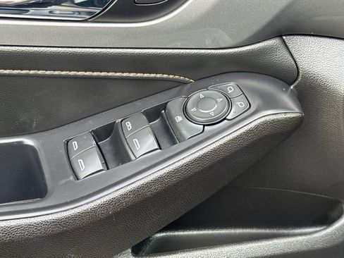 Used 2021 Chevrolet Traverse LT image 13