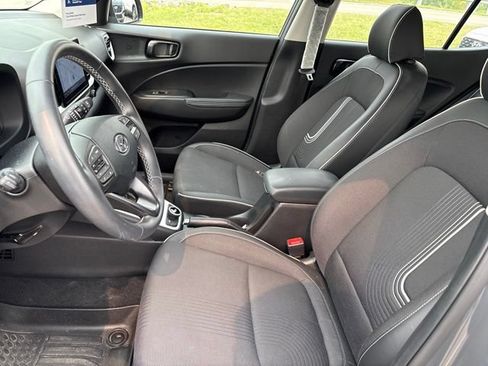 Used 2025 Hyundai Venue Limited FWD image 9