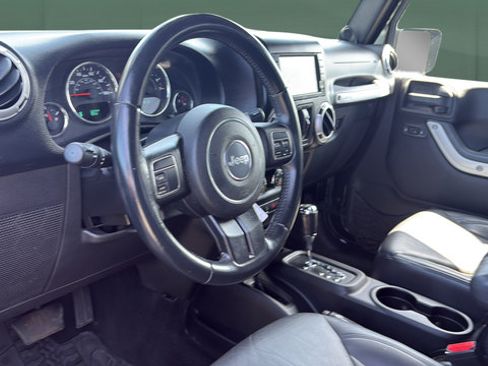 Used 2014 Jeep Wrangler Unlimited Sahara w/ Dual Top Group AWD/4WD image 18