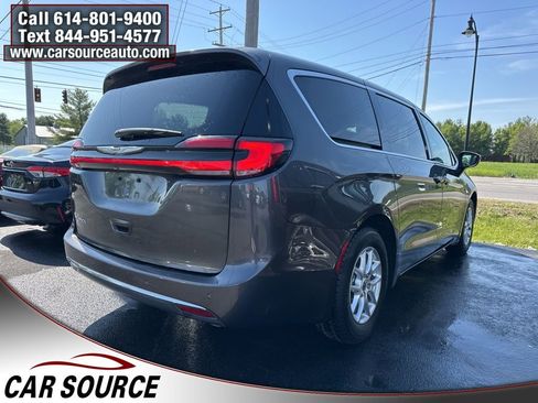 Used 2023 Chrysler Pacifica Touring-L FWD image 3