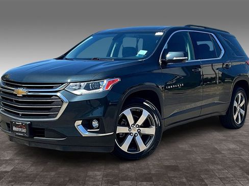 Used 2020 Chevrolet Traverse LT w/ LT Premium Package image 2