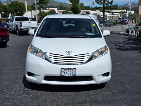 Used 2015 Toyota Sienna LE image 2
