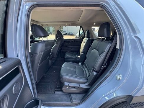 Used 2025 Honda Pilot Touring image 7