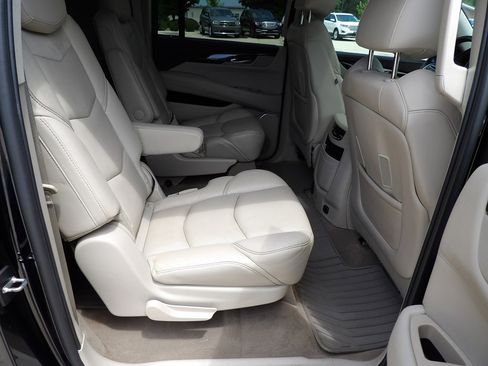 Used 2017 Cadillac Escalade ESV Luxury image 34