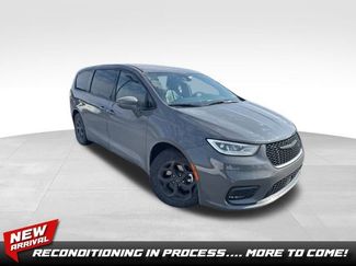 Used 2022 Chrysler Pacifica Touring-L w/ S Appearance Package video 1