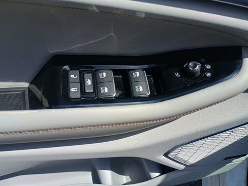 Used 2023 Jeep Grand Cherokee Overland w/ Luxury Tech Group IV AWD/4WD image 23