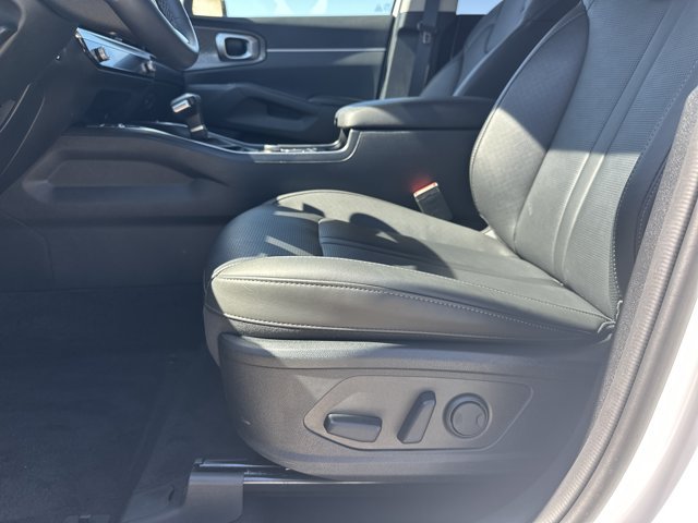 Certified 2025 Kia Sorento EX w/ Panoramic Sunroof Package AWD/4WD image 3