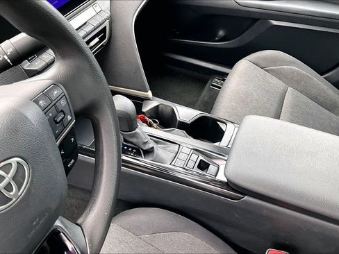 Used 2025 Toyota Camry SE FWD image 18