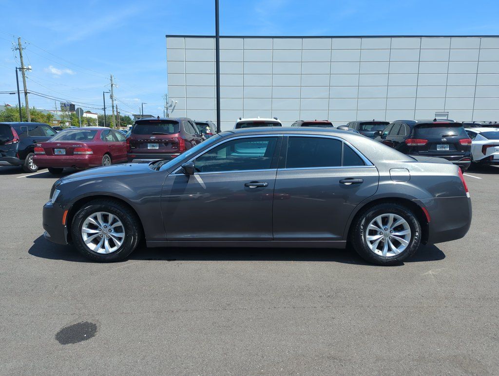 Used 2015 Chrysler 300 Limited RWD image 4