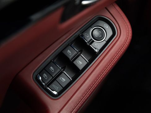 Certified 2024 Porsche Macan S AWD/4WD image 19