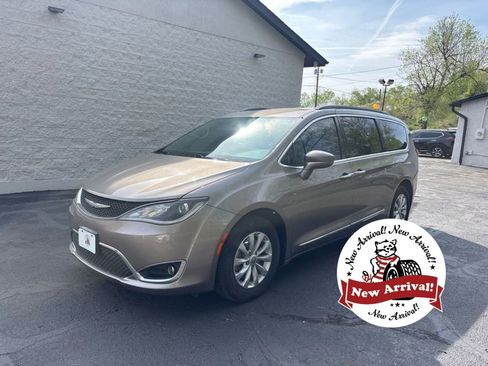 Used 2017 Chrysler Pacifica Touring-L image 1