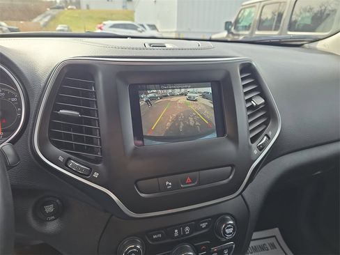 Used 2019 Jeep Cherokee Latitude Plus w/ Cold Weather Group image 21