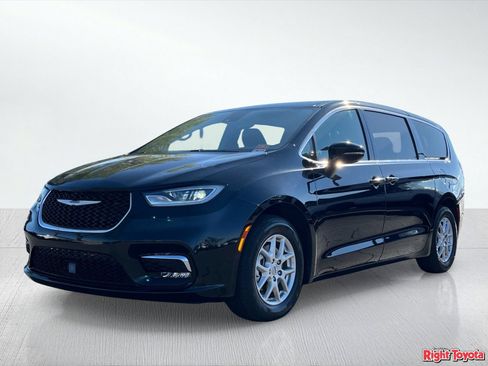 Used 2025 Chrysler Pacifica Select FWD image 2