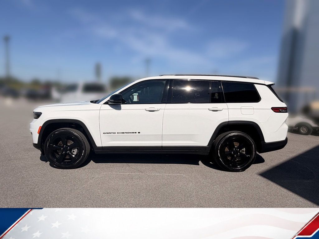 Used 2025 Jeep Grand Cherokee L Limited w/ Black Appearance Package AWD/4WD image 6