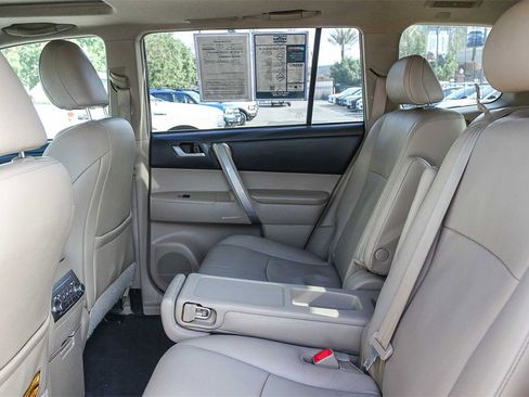 Used 2013 Toyota Highlander SE image 23