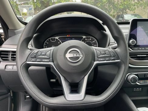 Used 2025 Nissan Altima 2.5 SV FWD image 14