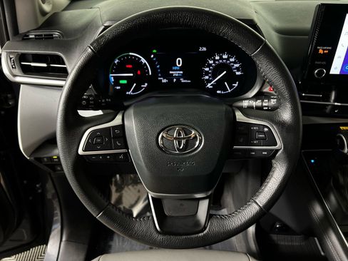 Used 2025 Toyota Sienna XLE w/ XLE Plus Package image 16